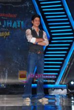 Shahrukh Khan on the sets of Imagine TV_s Zor Ka Jhatka in Yasraj Studios on 7th Feb 2011 (11).JPG